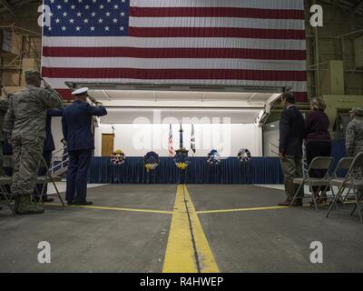 Gemeinsame Basis Elmendorf-Richardson service Mitglieder begrüssen während einer POW/MIA Anerkennung Preisverleihung im Hangar 1, JBER, Alaska, Sept. 21, 2018. POW/MIA Anerkennung Tag ist jedes Jahr am dritten Freitag im September beobachtet und ehrt die, die Kriegsgefangene und diejenigen, die immer noch in Aktion fehlen. Stockfoto