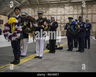 Gemeinsame Basis Elmendorf-Richardson service Mitglieder anwesend Kränze an einem POW/MIA Anerkennung Preisverleihung im Hangar 1, JBER, Alaska, Sept. 21, 2018. POW/MIA Anerkennung Tag ist jedes Jahr am dritten Freitag im September beobachtet und ehrt die, die Kriegsgefangene und diejenigen, die immer noch in Aktion fehlen. Stockfoto