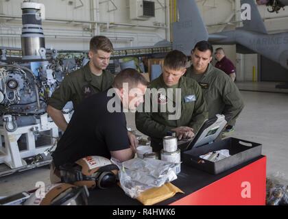 Us-Marines und Sikorsky flotte Supports mit Marine Operational Test and Evaluation Squadron 1 (VMX-1) anzeigen Blaupausen der CH-53K König Hengst auf der Marine Corps Air Station New River, N.C., Oktober 3, 2018. Die betreuer wurden die Überprüfung und Untersuchung der K-Variante seit seiner Ankunft im Mai auf Logistik und Instandhaltung zu verbessern, wenn der Helikopter ist vollständig im nächsten Jahr umgesetzt. Stockfoto