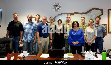 Us-Armee Korps der Ingenieure, Pittsburgh Bezirk Kommandant Oberst kurze Besuche der Büffel Bezirk Reservierung für eine gemeinsame Unterrichtung mit Büffel Bezirk Kommandant Oberstleutnant Jason Toth, 21. September 2018. Das Briefing wurde von Project Delivery Team Mitglieder aus beiden Bezirken durchgeführt. Stockfoto