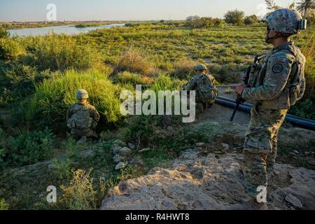 Us-Soldaten in die 3. Staffel zugeordnet, 3.Kavallerie Regiments, Durchführung einer Routinepatroullie entlang den Ufern des Euphrat, Irak, Sept. 29, 2018. Die 3 Kavallerie Regiment wird zur Unterstützung der Operation inhärenten Lösung bereitgestellt, die Arbeit von, mit und durch die irakischen Sicherheitskräfte und Koalitionspartner aus 74 Nationen und fünf internationalen Organisationen ISIS in Gebieten des Irak und Syrien zu besiegen, und für festgelegte Bedingungen für den Betrieb der regionalen Stabilität zu erhöhen. Stockfoto