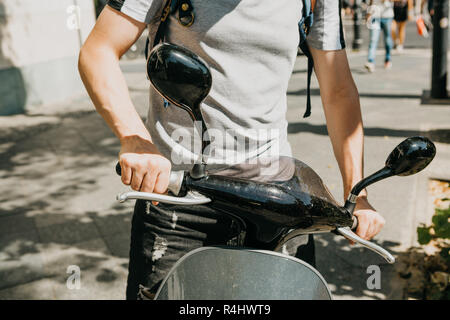 Der Tourist wird einen Elektroroller zu verwenden. Beliebte Fahrzeug in Berlin in Deutschland. Stockfoto