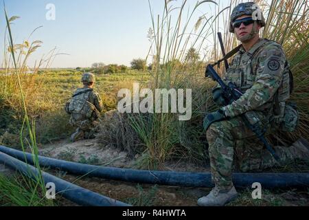 Us-Soldaten in die 3. Staffel zugeordnet, 3.Kavallerie Regiments, Durchführung einer Routinepatrouille in Irak, Sept. 29, 2018. Die 3 Kavallerie Regiment wird zur Unterstützung der Operation inhärenten Lösung bereitgestellt, die Arbeit von, mit und durch die irakischen Sicherheitskräfte und Koalitionspartner aus 74 Nationen ISIS in Gebieten des Irak und Syrien zu besiegen, und für festgelegte Bedingungen für den Betrieb der regionalen Stabilität zu erhöhen. Stockfoto