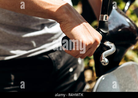 Der Tourist wird einen Elektroroller zu verwenden. Close-up Hand. Beliebte Fahrzeug in Berlin in Deutschland. Stockfoto