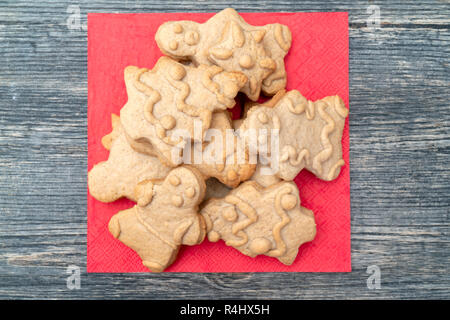 Gingerbread Cookies Weihnachten figuren aus Teig, im Ofen gebacken. Auf Backpapier. Das Konzept der Weihnachten Mahlzeiten. Stockfoto