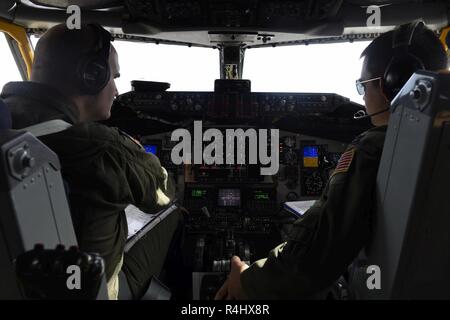 Oberstleutnant Travis Christiensen (links) und Kapitän Joey Springfield (rechts), 384 Air Refuelling Squadron KC-135 Stratotanker Piloten, Pre-flight Inspektionen bei Farichild Air Force Base, Washington, Oktober 3, 2018 durchführen. Flieger von 384 Farichild der ARS unterstützt die KC-46A Pegasus während eines Trainings mit der B-52 Stratofortress. Stockfoto