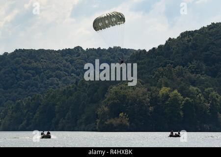 Mitglieder der West Virginia Swift Wasserrettung Tee (WVSWRT) Geschwindigkeit über Buche See in ein Soldat von 2 Bataillon in Hebezeug 19 Special Forces Group (Airborne) Sept. 21, 2018 in Huntington, W. Virginia. Die 2/19 th Soldaten abgeschlossen statische Linie Fallschirm Ausbildung Kenntnisse in der Luft. Stockfoto