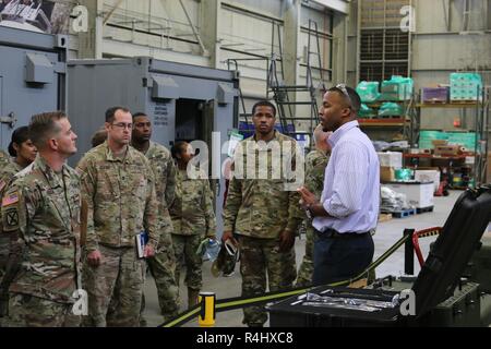 Raychon Betts, Prototyp Integration Facility Regierung Projekt führen, spricht mit Redstone Arsenal Unteroffiziere während einer NCO professional development event Sept. 27. Soldat Führer von U.S. Army Aviation und Missile Command eingeladen Unteroffiziere aus ganz Team Redstone die PIF an Barclay Hall zu besuchen, um zu erfahren, wie es bietet seinen Kunden die erforderlichen Erwerb Werkzeuge bei der Durchführung der Projekte zu unterstützen. Stockfoto