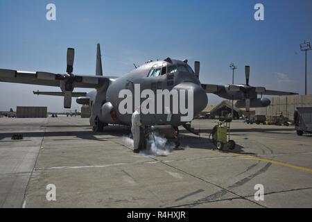 Einen Flieger von der 455th Expeditionary Instandhaltungsgruppe führen routinemäßige Wartung auf einem EC-130 H Kompass Anruf am Flughafen Bagram, Afghanistan, Sept. 30, 2018. Die modifizierten Flugzeuge verwendet Lärm Blockierung der Kommunikation zu verhindern oder zu vermindern, die Übertragung der Informationen wesentlich für Steuerung von Waffensystemen und anderen Ressourcen und. Es unterstützt vor allem taktischen Operationen aber auch Jammen zu Boden zwingen. Modifikationen am Flugzeug umfassen eine elektronische Gegenmaßnahmen, die Luftbetankung Fähigkeit und der damit verbundenen Navigation und Kommunikation Syste Stockfoto