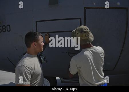 Flieger von der 455th Expeditionary Instandhaltungsgruppe führen routinemäßige Wartung auf einem EC-130 H Kompass Anruf am Flughafen Bagram, Afghanistan, Sept. 30, 2018. Die modifizierten Flugzeuge verwendet Lärm Blockierung der Kommunikation zu verhindern oder zu vermindern, die Übertragung der Informationen wesentlich für Steuerung von Waffensystemen und anderen Ressourcen und. Es unterstützt vor allem taktischen Operationen aber auch Jammen zu Boden zwingen. Modifikationen am Flugzeug umfassen eine elektronische Gegenmaßnahmen, die Luftbetankung Fähigkeit und die damit verbundenen Navigations- und Kommunikationssysteme. Stockfoto