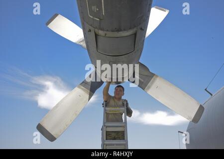 Einen Flieger von der 455th Expeditionary Instandhaltungsgruppe führen routinemäßige Wartung auf einem EC-130 H Kompass Anruf am Flughafen Bagram, Afghanistan, Sept. 30, 2018. Die modifizierten Flugzeuge verwendet Lärm Blockierung der Kommunikation zu verhindern oder zu vermindern, die Übertragung der Informationen wesentlich für Steuerung von Waffensystemen und anderen Ressourcen und. Es unterstützt vor allem taktischen Operationen aber auch Jammen zu Boden zwingen. Modifikationen am Flugzeug umfassen eine elektronische Gegenmaßnahmen, die Luftbetankung Fähigkeit und der damit verbundenen Navigation und Kommunikation Syste Stockfoto