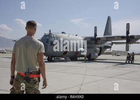 Flieger von der 455th Expeditionary Instandhaltungsgruppe führen routinemäßige Wartung auf einem EC-130 H Kompass Anruf am Flughafen Bagram, Afghanistan, Sept. 30, 2018. Die modifizierten Flugzeuge verwendet Lärm Blockierung der Kommunikation zu verhindern oder zu vermindern, die Übertragung der Informationen wesentlich für Steuerung von Waffensystemen und anderen Ressourcen und. Es unterstützt vor allem taktischen Operationen aber auch Jammen zu Boden zwingen. Modifikationen am Flugzeug umfassen eine elektronische Gegenmaßnahmen, die Luftbetankung Fähigkeit und die damit verbundenen Navigations- und Kommunikationssysteme. Stockfoto