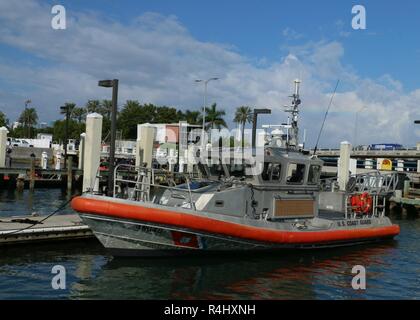 Ein Coast Guard Station Miami Beach 45-Fuß-Antwort Boat-Medium sitzt in das Dock an der Station Miami Strand vertäut. Us-Küstenwache Stockfoto