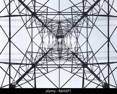 Power line Tower gesehen von oben. Geometrische Struktur. Energieübertragung Stockfoto