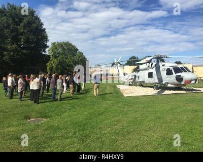 PHILADELPHIA (Sep. 27, 2018) - Neuer Mitarbeiter von navsup Waffensysteme Unterstützung waren eine Besichtigung und Beschreibung des Flugzeugs auf dem Rasen vor der NAVSUP WSS-Gebäude 1 im Rahmen einer einwöchigen NAVSUP WSS-Akademie vor kurzem im späten September Mitarbeiter eine bessere Wertschätzung und das Verständnis für die Organisation und ihre Rolle als der Marine Programm Support Inventory Control Point zur Verfügung gestellt. Fast 50 NAVSUP WSS-Mitarbeiter für die 48 NAVSUP WSS-Akademie in Philadelphia hielt gesammelt. Stockfoto