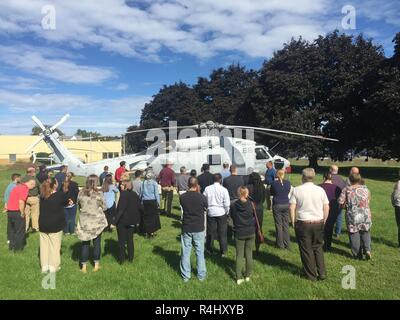 PHILADELPHIA (Sep. 27, 2018) - Neuer Mitarbeiter von navsup Waffensysteme Unterstützung waren eine Besichtigung und Beschreibung des Flugzeugs auf dem Rasen vor der NAVSUP WSS-Gebäude 1 im Rahmen einer einwöchigen NAVSUP WSS-Akademie vor kurzem im späten September Mitarbeiter eine bessere Wertschätzung und das Verständnis für die Organisation und ihre Rolle als der Marine Programm Support Inventory Control Point zur Verfügung gestellt. Fast 50 NAVSUP WSS-Mitarbeiter für die 48 NAVSUP WSS-Akademie in Philadelphia hielt gesammelt. Stockfoto