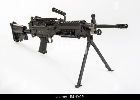 Die M249 Light Machine Gun, früher der M249 Squad Automatic Weapon (SAW) und formell als Light Machine Gun, 5,56 mm, M249 Geschrieben bezeichnet, ist die Amerikanische Adaption der belgischen FN Minimi, einem leichten Maschinengewehr hergestellt von der belgischen Firma FN Herstal (FN). Die Waffe wurde 1984 nach beurteilt werden am effektivsten in einer Reihe von Kandidatenländern Waffen des fehlenden automatischen feuerkraft in kleine Einheiten zu Adresse eingeführt. Der M249 bietet Infanterie Trupps mit der hohen Rate der Brand eines Maschinengewehrs mit Genauigkeit und Portabilität von einem Gewehr kombiniert. Der M249 ist Gas o Stockfoto