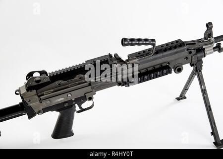 Die M249 Light Machine Gun, früher der M249 Squad Automatic Weapon (SAW) und formell als Light Machine Gun, 5,56 mm, M249 Geschrieben bezeichnet, ist die Amerikanische Adaption der belgischen FN Minimi, einem leichten Maschinengewehr hergestellt von der belgischen Firma FN Herstal (FN). Die Waffe wurde 1984 nach beurteilt werden am effektivsten in einer Reihe von Kandidatenländern Waffen des fehlenden automatischen feuerkraft in kleine Einheiten zu Adresse eingeführt. Der M249 bietet Infanterie Trupps mit der hohen Rate der Brand eines Maschinengewehrs mit Genauigkeit und Portabilität von einem Gewehr kombiniert. Der M249 ist Gas o Stockfoto