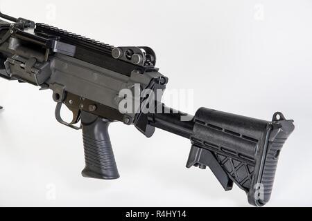 Die M249 Light Machine Gun, früher der M249 Squad Automatic Weapon (SAW) und formell als Light Machine Gun, 5,56 mm, M249 Geschrieben bezeichnet, ist die Amerikanische Adaption der belgischen FN Minimi, einem leichten Maschinengewehr hergestellt von der belgischen Firma FN Herstal (FN). Die Waffe wurde 1984 nach beurteilt werden am effektivsten in einer Reihe von Kandidatenländern Waffen des fehlenden automatischen feuerkraft in kleine Einheiten zu Adresse eingeführt. Der M249 bietet Infanterie Trupps mit der hohen Rate der Brand eines Maschinengewehrs mit Genauigkeit und Portabilität von einem Gewehr kombiniert. Der M249 ist Gas o Stockfoto