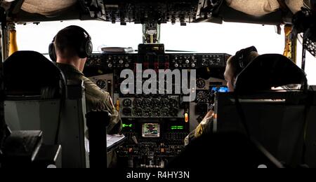 Us Air Force Piloten aus dem 909 . Air Refuelling Squadron ein vorflugcheck Sept. 25, 2018 leiten, bei Kadena Air Base, Japan. Die Flieger, dass der Mensch die KC-135 Stratotanker ausgebildet werden, das Flugzeug zu konfigurieren medizinische Evakuierungen durchzuführen, tanken Missionen und Transport Cargo für humanitäre Hilfe. Stockfoto