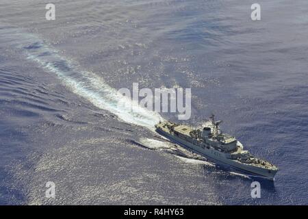 Portugiesische Naval patrol Vessel", NFP Tejo", antwortet auf die Koordinaten der Rettungsinsel, die von der 118 Airlift Squadron aircrew während der Erweiterte Suche und Rettung Übung (ASAREX) September 19, 2018 Azoren, Portugal entdeckt. Die Koordinaten der Rettungsinsel wurden der Lajes Field Rescue Coordination Centre (RCC), die wiederum zur Verfügung gestellt diese Koordinaten an die Portugiesische Marine weitergeleitet. Die flugzeugbesatzung waren auf Szene in der C-130H und unterstützt die Leitung der Patrol Schiff, bis die Portugiesische Marine Augen auf dem Floß war. Stockfoto