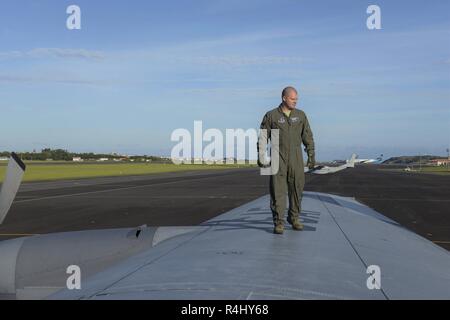 Tech. Sgt. Michael Baycura, 118 Airlift Squadron Bordmechaniker, prüft die C-130 H Flugzeuge preflight September 20, 2018 Lajes Field, Azoren, Portugal. Baycura war einer der Flugbesatzungen der ASAREX September 17-20, 2018. Stockfoto