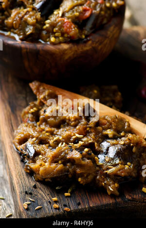 Auberginen paste in eine hölzerne Schüssel. Stil rustikal. Selektive konzentrieren. Stockfoto