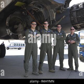 10 Flight Test Squadron Flight Crew für die B-1B Lancer, 86-0109, für ein Gruppenfoto, wo die #3 Motor nach Überführung der Flugzeuge von Midland International Air & Space Port Tinker Air Force Base, Oklahoma, am Okt. 26, 2018 entfernt wurde. Gezeigt werden: Maj. Ivan Vian, Pilot und Flugzeug Commander, Maj. Michael Griffin, Copilot, Oberstleutnant James Couch; Offensive Waffen System Officer und Oberstleutnant Matthew Grimes; defensive Waffen System Offizier. Die beschädigte B-1B wird sich Depot-Wartung und Upgrades mit der Oklahoma City Air Logistics Komplex. Bei einer routinemäßigen Schulung fliegen Stockfoto