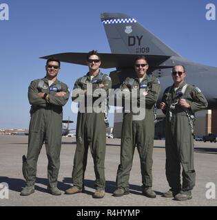 10 Flight Test Squadron Flight Crew für die B-1B Lancer, 86-0109, für ein Gruppenfoto posieren Nach Überführung der Flugzeuge von Midland International Air & Space Port Tinker Air Force Base, Oklahoma, am Okt. 26, 2018. Gezeigt werden: Maj. Ivan Vian, Pilot und Flugzeug Commander, Maj. Michael Griffin, Copilot, Oberstleutnant James Couch; Offensive Waffen System Officer und Oberstleutnant Matthew Grimes; defensive Waffen System Offizier. Die beschädigte B-1 B depot-Wartung und Upgrades mit der Oklahoma City Air Logistics komplexe Okt. 26, 2018 unterzogen werden. Bei einer routinemäßigen Schulung Flug 1. Mai, der DYESS AFB Stockfoto
