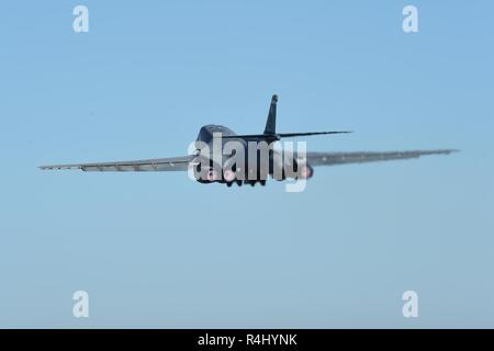 Ein US Air Force B-1B Lancer zu Dyess Air Force Base, Texas zugeordnet, zieht aus Midland International Air & Space Port, Texas en route to Tinker AFB, Okla., Okt. 26, 2018. Das B-1-B sechs Monate bei Midland verbracht hat sich seit der Besatzung eine Notlandung es Mai 1, 2018. Die Flugzeuge werden komplette Depot Wartung unterzogen werden, die über eine vollständige Überprüfung, Reparatur, Wiederherstellung und Austausch von Komponenten, die von Experten in der Oklahoma City Air Logistics Komplexe vor der Rückkehr in Dyess. Darüber hinaus wird das Flugzeug unterziehen Block 16 Upgrade Modifikationen. Stockfoto