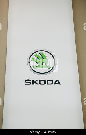 Berlin, 29. August 2018: Das Zeichen oder Banner von Skoda an der Wand in der Ausstellung Antrieb - Volkswagen Forum in Berlin. Stockfoto