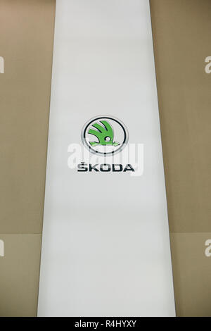 Berlin, 29. August 2018: Das Zeichen oder Banner von Skoda an der Wand in der Ausstellung Antrieb - Volkswagen Forum in Berlin. Stockfoto