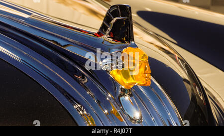 LAS VEGAS, NV/ USA - NOVEMBER 2, 2018: Nahaufnahme von einem 1951 Pontiac Chieftan kühlerfigur am Specialty Equipment Market Association (SEMA) zeigen. Stockfoto