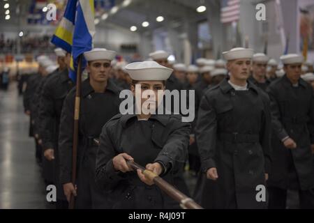 GREAT LAKES, Illinois (Okt. 26, 2018) Segler März in Midway zeremoniellen Drill Hall während Ihrer pass-in-review Diplomverleihung an Ausbildung Befehl rekrutieren. Mehr als 30.000 Rekruten Absolvent jährlich nur von Boot Camp der Marine. Stockfoto
