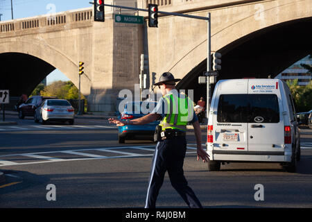 Ein Polizeioffizier Regie Verkehr am Charles River Dam Straße in Boston, MA Stockfoto