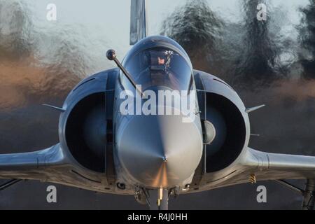 Eine französische Mirage 2000 C Rollen auf Bodø Air Base während der Übung Trident Zeitpunkt 18. Stockfoto