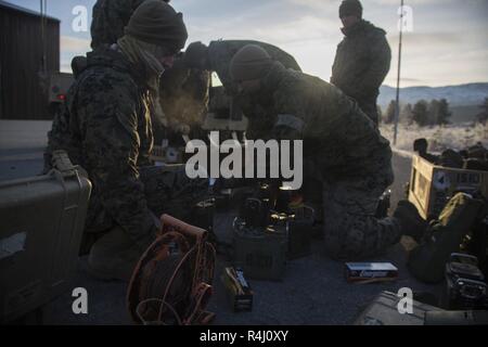 Us-Marines mit Marine Rotational Force-Europe 19.1 Durchführung Vorbereitung als Teil der Übung Northern Bildschirm in Setermoen, Norwegen, 27.10.2018. In Norwegen wird kalt das Marine Corps' - Wetter und bergigen Kriegsführung Fertigkeiten. Stockfoto
