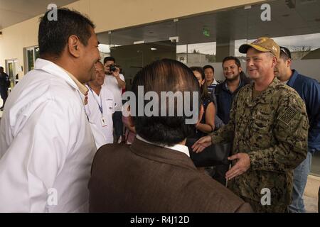 ESMERALDAS, Ecuador (Okt. 2010) 26, 2018) - Kapitän Kevin Buckley (rechts), kommandierender Offizier, USNS Comfort (T-AH 20) medizinische Behandlung, spricht mit Ecuadorianischen Ministerium für Gesundheit Beamten von einem lokalen Krankenhaus, bei einem Besuch. Komfort ist auf einem 11-Woche medizinische Unterstützung Mission in Zentral- und Südamerika als Teil des US Southern Command's Enduring Promise Initiative. Arbeiten mit Gesundheit und Regierung Partner in Ecuador, Peru, Kolumbien und Honduras, die EINGESCHIFFTEN medizinisches Team kümmert sich an Bord und an Land-basierte medizinische Websites, wodurch der Druck auf die nationalen medizinischen Systeme zu entlasten Ca Stockfoto