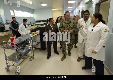 ESMERALDAS, Ecuador (Okt. 2010) 26, 2018) - Kapitän Kevin Buckley, kommandierender Offizier, USNS Comfort (T-AH 20) medizinische Behandlung, spricht mit Ecuadorianischen Ministerium für Gesundheit Beamten von einem lokalen Krankenhaus, bei einem Besuch. Komfort ist auf einem 11-Woche medizinische Unterstützung Mission in Zentral- und Südamerika als Teil des US Southern Command's Enduring Promise Initiative. Arbeiten mit Gesundheit und Regierung Partner in Ecuador, Peru, Kolumbien und Honduras, die EINGESCHIFFTEN medizinisches Team kümmert sich an Bord und an Land-basierte medizinische Websites, wodurch der Druck auf die nationalen medizinischen Systeme zu entlasten, die Par Stockfoto