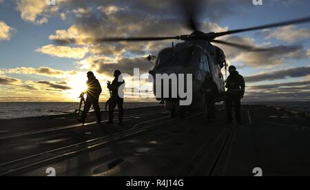 Die britische Royal Navy Typ 23 Fregatte "HMS Northumberland eingeschifft Merlin Mk2 Hubschrauber vom Deck des Schiffes im Nordatlantik aus Norwegen während der Übung Trident Schild 18. Oktober 26, 2018. Excercise Trident Punkt 18 (TRJE 18) ist das Flaggschiff der kollektiven Verteidigung Übung für NATO und ist der größte im Jahr 2018. Die Übung findet vom 25. Oktober bis 7. November. (Royal Navy Stockfoto