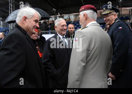 Us-Verteidigungsminister James N. Mattis grüßt der Tschechischen Gen. Petr Pavel, der ehemalige Vorsitzende des NATO-Militärausschusses, zum Abschluss der Tschechischen National Day Parade feiert die Tschechische Centennial, Prag, Tschechische Republik, Okt. 28, 2018. (DOD Stockfoto