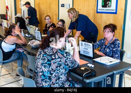 Panama City, FL., Okt. 26, 20218 - ein Disaster Recovery Center (DRC) ist jetzt offen in Bay County. Das Zentrum bietet persönliche Unterstützung für Privatpersonen und Unternehmen in den Grafschaften im Florida federal Disaster Erklärung für Hurrikan Michael bezeichnet. Vertreter der Zustand von Florida, FEMA, der U.S. Small Business Administration (SBA), und andere Organisationen sind in der Mitte zu erklären verfügbaren Hilfsprogramme und die Überlebenden mit den Ressourcen, die am besten zu Ihrer Erholung muss übereinstimmen. Die FEMA/K.C. Wilsey Stockfoto