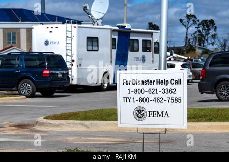 Panama City, FL., Okt. 26, 20218 - ein Disaster Recovery Center (DRC) ist jetzt offen in Bay County. Das Zentrum bietet persönliche Unterstützung für Privatpersonen und Unternehmen in den Grafschaften im Florida federal Disaster Erklärung für Hurrikan Michael bezeichnet. Vertreter der Zustand von Florida, FEMA, der U.S. Small Business Administration (SBA), und andere Organisationen sind in der Mitte zu erklären verfügbaren Hilfsprogramme und die Überlebenden mit den Ressourcen, die am besten zu Ihrer Erholung muss übereinstimmen. Die FEMA/K.C. Wilsey Stockfoto