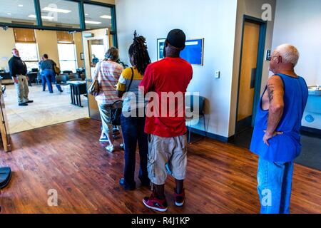 Panama City, FL., Okt. 26, 20218 - ein Disaster Recovery Center (DRC) ist jetzt offen in Bay County. Das Zentrum bietet persönliche Unterstützung für Privatpersonen und Unternehmen in den Grafschaften im Florida federal Disaster Erklärung für Hurrikan Michael bezeichnet. Vertreter der Zustand von Florida, FEMA, der U.S. Small Business Administration (SBA), und andere Organisationen sind in der Mitte zu erklären verfügbaren Hilfsprogramme und die Überlebenden mit den Ressourcen, die am besten zu Ihrer Erholung muss übereinstimmen. Die FEMA/K.C. Wilsey Stockfoto