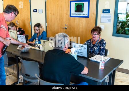 Panama City, FL., Okt. 26, 20218 - ein Disaster Recovery Center (DRC) ist jetzt offen in Bay County. Das Zentrum bietet persönliche Unterstützung für Privatpersonen und Unternehmen in den Grafschaften im Florida federal Disaster Erklärung für Hurrikan Michael bezeichnet. Vertreter der Zustand von Florida, FEMA, der U.S. Small Business Administration (SBA), und andere Organisationen sind in der Mitte zu erklären verfügbaren Hilfsprogramme und die Überlebenden mit den Ressourcen, die am besten zu Ihrer Erholung muss übereinstimmen. Die FEMA/K.C. Wilsey Stockfoto