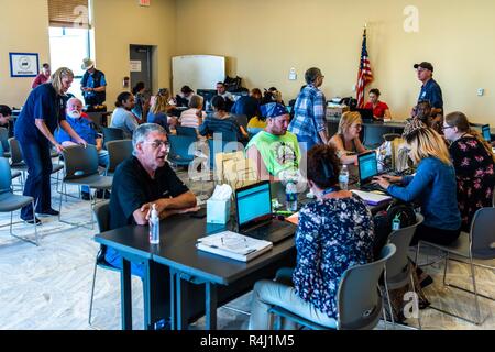 Panama City, FL., Okt. 26, 20218 - ein Disaster Recovery Center (DRC) ist jetzt offen in Bay County. Das Zentrum bietet persönliche Unterstützung für Privatpersonen und Unternehmen in den Grafschaften im Florida federal Disaster Erklärung für Hurrikan Michael bezeichnet. Vertreter der Zustand von Florida, FEMA, der U.S. Small Business Administration (SBA), und andere Organisationen sind in der Mitte zu erklären verfügbaren Hilfsprogramme und die Überlebenden mit den Ressourcen, die am besten zu Ihrer Erholung muss übereinstimmen. Die FEMA/K.C. Wilsey Stockfoto