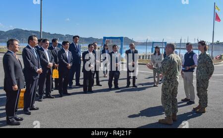 YOKOSE, Japan (29. Oktober 2018) Commander, Flotte Aktivitäten Sasebo Kapitän Brad Aufschübe und Cmdr. Greta Densham, kommandierender Offizier der Marine Beach (NBU) 7, grüßen Nagasaki Prefectural Assembly Rat Mitglieder der Yokose Landing Craft air cushion (LCAC). Mitglieder des Rates wurden der Yokose Einrichtung für eine Lcac kurze, Facility Tour eingeladen, und LCAC Operationen zu beobachten. NBU 7 dient als Trainings- und Befehl Bereitschaft für LCACs, Landing Craft Dienstprogramme und Beach party Teams freuen sich - in Japan eingesetzt. Stockfoto