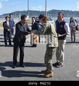 YOKOSE, Japan (29. Oktober 2018) Cmdr. Greta Densham, kommandierender Offizier der Marine Beach (NBU) 7, erhält ein Geschenk von einem Nagasaki Prefectural Assembly Rat Mitglied am Yokose Landing Craft air cushion (LCAC). Mitglieder des Rates wurden der Yokose Einrichtung für eine Lcac kurze, Facility Tour eingeladen, und LCAC Operationen zu beobachten. NBU 7 dient als Trainings- und Befehl Bereitschaft für LCACs, Landing Craft Dienstprogramme und Beach party Teams freuen sich - in Japan eingesetzt. Stockfoto