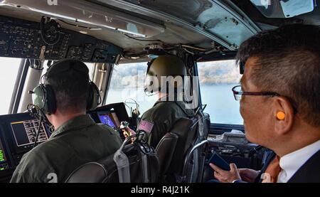 YOKOSE, Japan (29. Oktober 2018) Chief Luftfahrt Elektronik Techniker Eric Setterfield und Chief Gas Turbine System Technician (mechanische) Joshua Regel Marine Beach (NBU) 7, Pilot eine Landing Craft air cushion (LCAC) während einer Demonstration mit Nagasaki Prefectural Assembly Ratsmitglieder an der Yokose LCAC Werk zugeordnet. Mitglieder des Rates wurden der Yokose Einrichtung für eine Lcac kurze, Facility Tour eingeladen, und LCAC Operationen zu beobachten. NBU 7 dient als Trainings- und Befehl Bereitschaft für LCACs, Landing Craft Dienstprogramme und Beach party Teams freuen sich - in Japan eingesetzt. Stockfoto