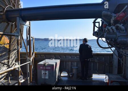 YOKOSE, Japan (Oktober 29, 2018) eine Nagasaki Prefectural Assembly Ratsmitglied Touren eine Landing Craft air cushion (LCAC) zur Marine Beach (NBU) 7 während einer Demonstration am Yokose LCAC Werk zugeordnet. Mitglieder des Rates wurden der Yokose Einrichtung für eine Lcac kurze, Facility Tour eingeladen, und LCAC Operationen zu beobachten. NBU 7 dient als Trainings- und Befehl Bereitschaft für LCACs, Landing Craft Dienstprogramme und Beach party Teams freuen sich - in Japan eingesetzt. Stockfoto